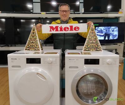Família numa sala luminosa com aspirador moderno